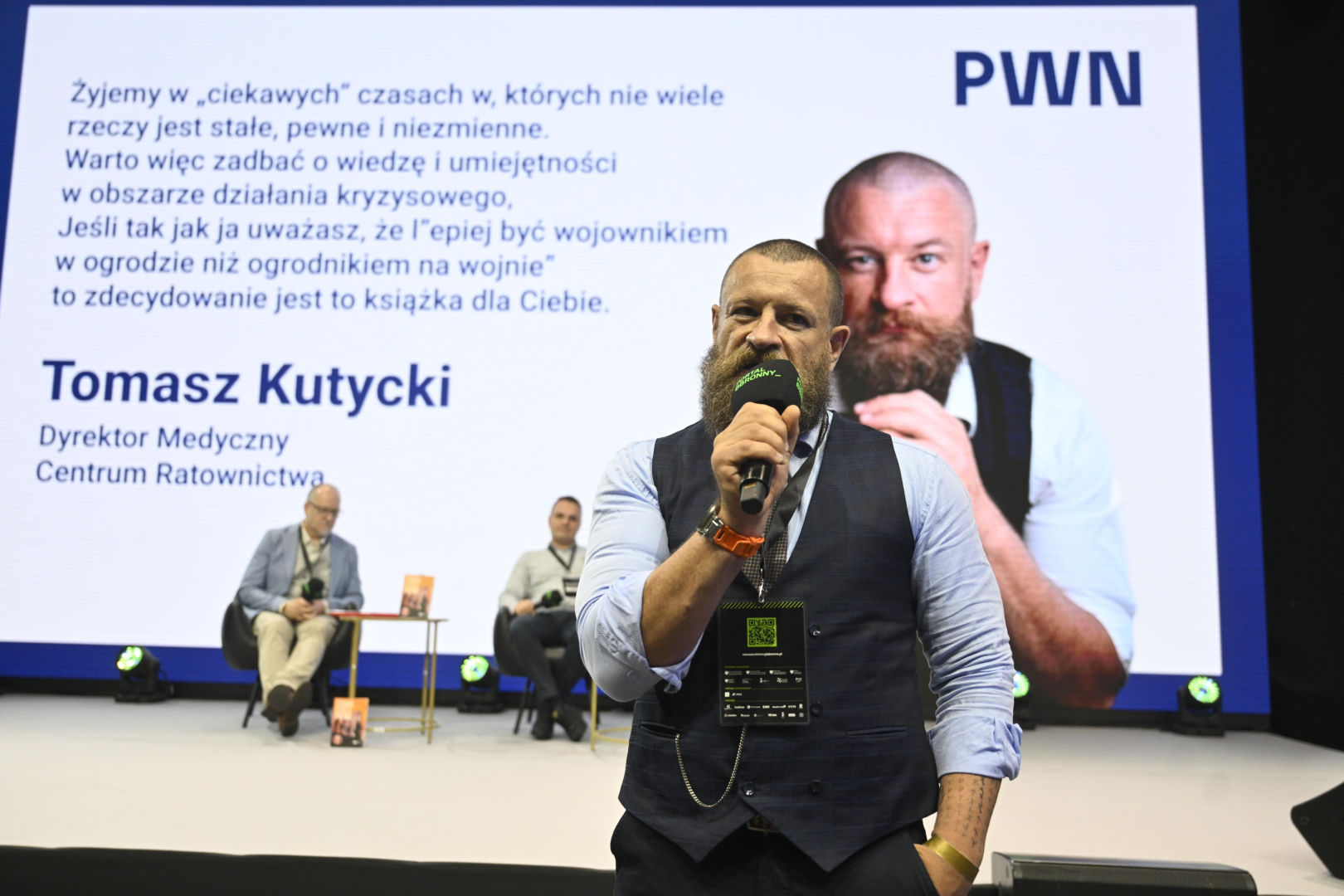 Warszawskie Targi Obronne. Scena Biała. Stawić czoła wojnie. Zostać czy wyjechać – Debata WYDAWNICTWA NAUKOWEGO PWN o bezpieczeństwie obywateli