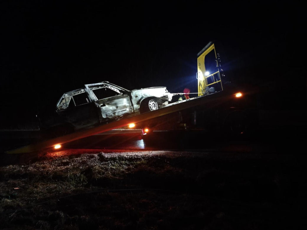 Spalone auto na drodze pod Opocznem. W środku zwęglone ciało 54-latka [ZDJĘCIA]