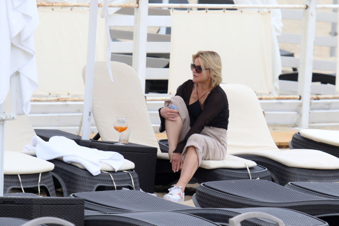 Monika Richardson z ukochanym na plaży
