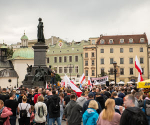 Kraków: Kilkaset osób na Rynku BEZ MASECZEK. Protestowali przeciw „plandemii” [ZDJĘCIA]