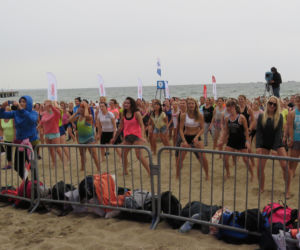 Niedzielny maraton zumby na plaży w Brzeźnie