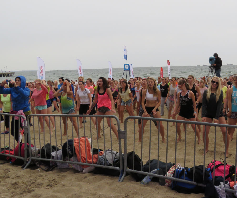 Niedzielny maraton zumby na plaży w Brzeźnie