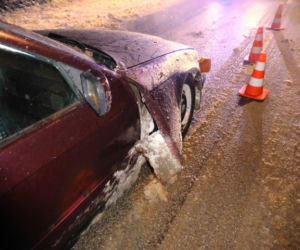 Krosno: 18-latek bez prawa jazdy uciekał przed policjantami. Wpadł w poślizg