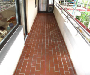 Postępująca degradacja betonu i odspajające się płytki ceramiczne