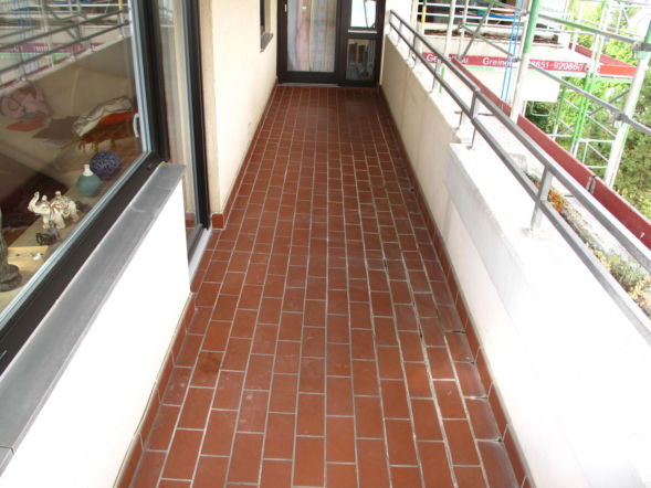 Postępująca degradacja betonu i odspajające się płytki ceramiczne