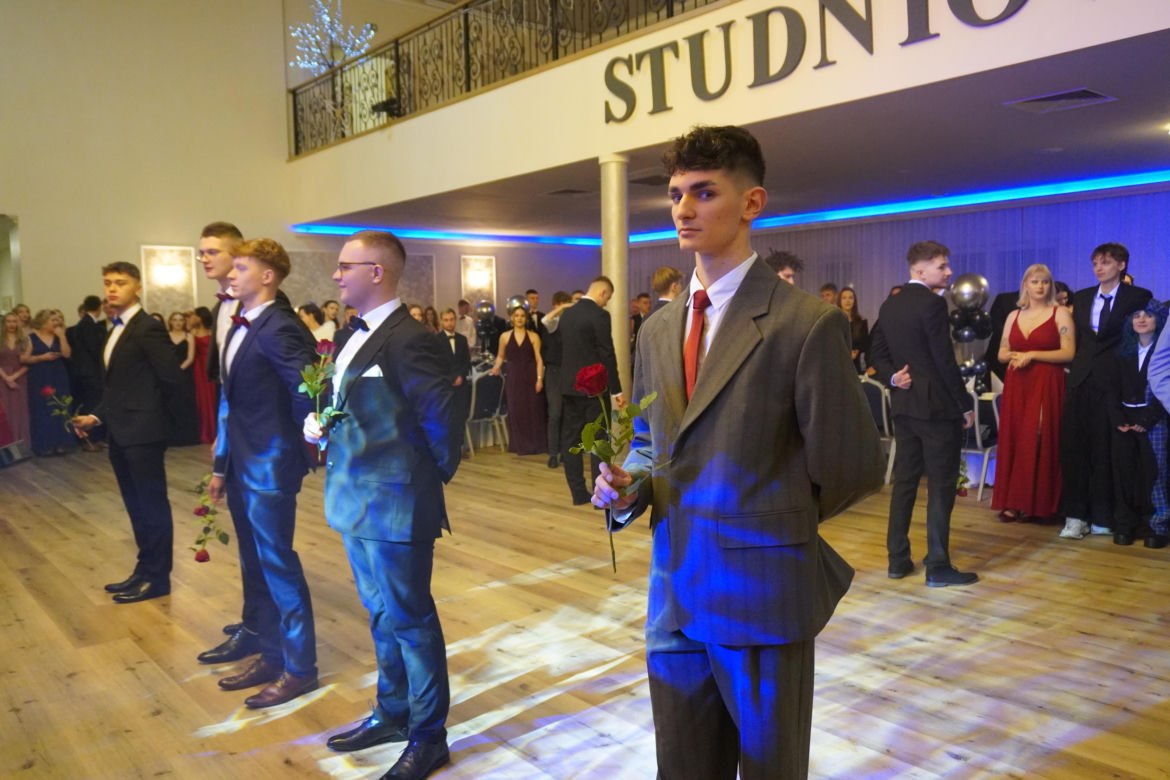 Dwa polonezy na studniówce bydgoskiej Handlówki. W jednym pomogli nauczyciele
