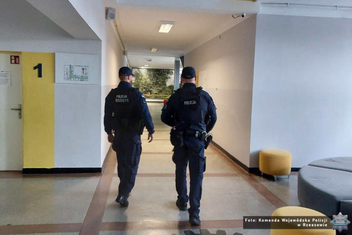 Policjanci patrolują szkoły