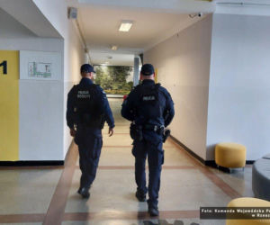 Policjanci patrolują szkoły