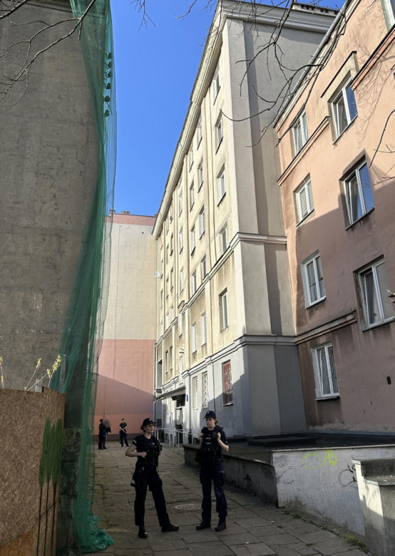 Tragedia na Woli. 15-miesięczne dziecko wypadło z okna. Zmarło mimo reanimacji