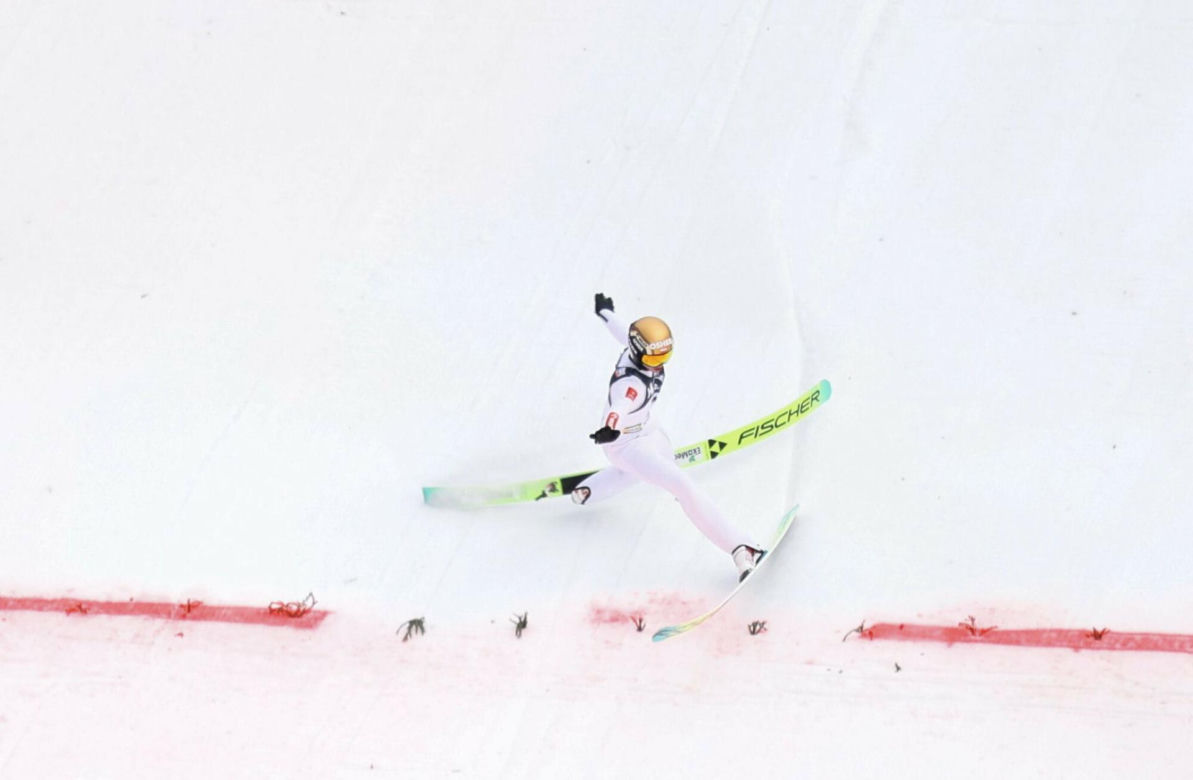 Kacper Tomasiak zaliczył dramatycznie wyglądający upadek w Vikersund