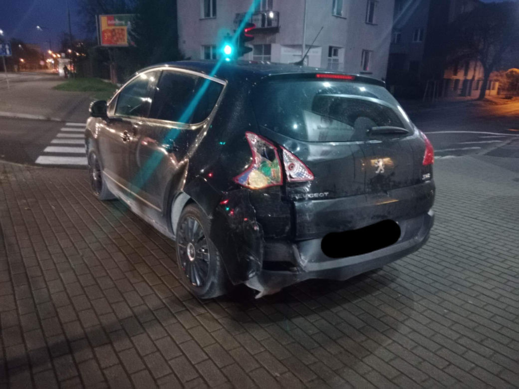 Zderzenie dwóch osobówek na os. Leśnym w Bydgoszczy [ZDJĘCIA]
