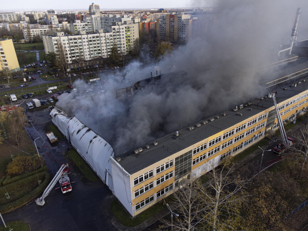 Paliła się hala produkcyjna, kłęby czarnego dymu nad miastem