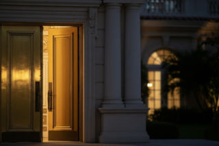 Zełenski u Trumpa w Mar-a-Lago. Co tak naprawdę rozgrywa się za złotymi drzwiami?