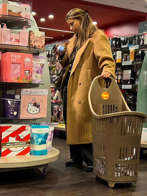 Julia Wieniawa skąpi na psa
