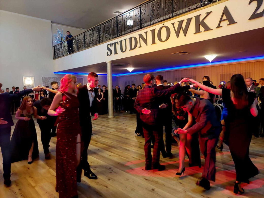 Dwa polonezy na studniówce bydgoskiej Handlówki. W jednym pomogli nauczyciele