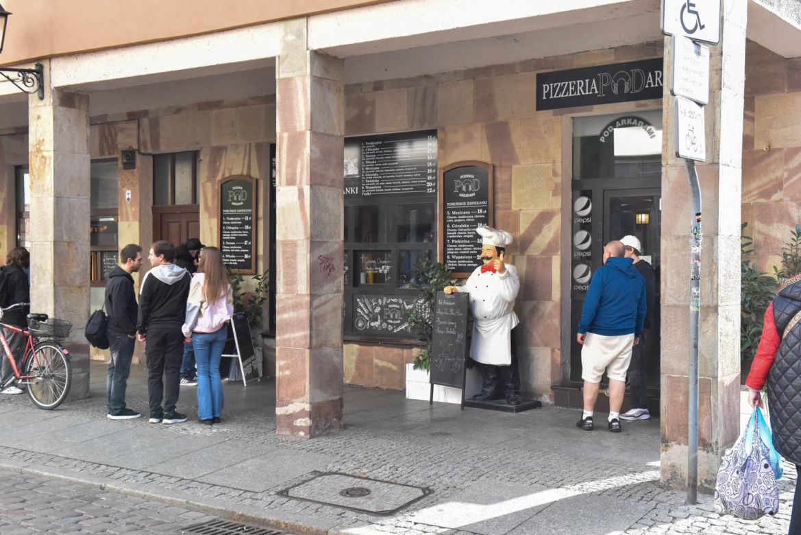 Pizzeria pod Arkadami w Toruniu. To miejsce zachwyciło Książula