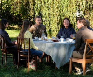 M jak miłość odc. 1910. Hania (Wiktoria Basik), Natalka (Dominika Suchecka), Adam Karski (Patryk Szwichtenberg), Barbara (Teresa Lipowska), Marysia (Małgorzata Pieńkowska), Agnes (Amanda Mincewicz)
