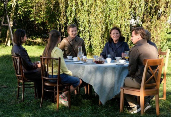 M jak miłość odc. 1910. Hania (Wiktoria Basik), Natalka (Dominika Suchecka), Adam Karski (Patryk Szwichtenberg), Barbara (Teresa Lipowska), Marysia (Małgorzata Pieńkowska), Agnes (Amanda Mincewicz)