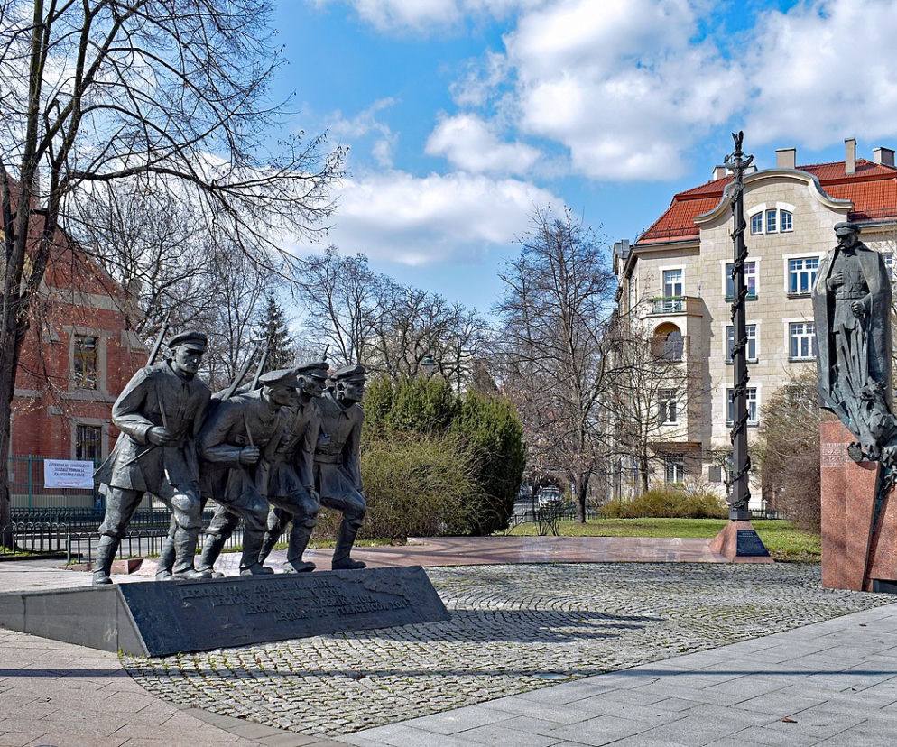 Kraków. Zdewastowano pominik Piłsudskiego i Legionistów. Obok list po ukraińsku