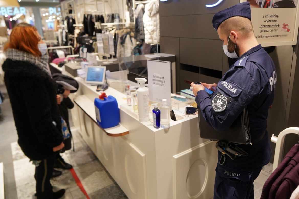 Nalot policji i sanepidu na bydgoskie galerie handlowe