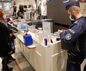 Nalot policji i sanepidu na bydgoskie galerie handlowe
