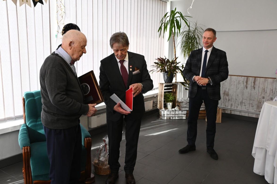 Kolejarz, społecznik, świadek historii! Pan Leon ze Śliwic skończył właśnie 101 lat