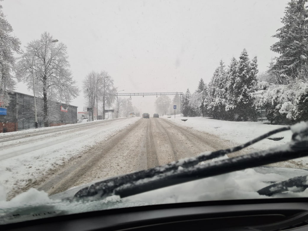 Opady śniegu PARALIŻUJĄ drogi. DRAMAT na drogach Podkarpacia [ZDJĘCIA INTERNAUTÓW]