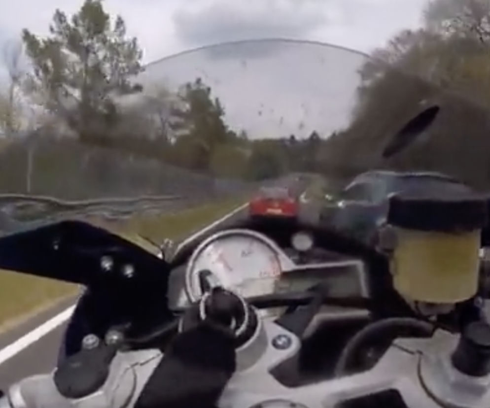 Kolizja samochodu i motocykla na Nurburgringu