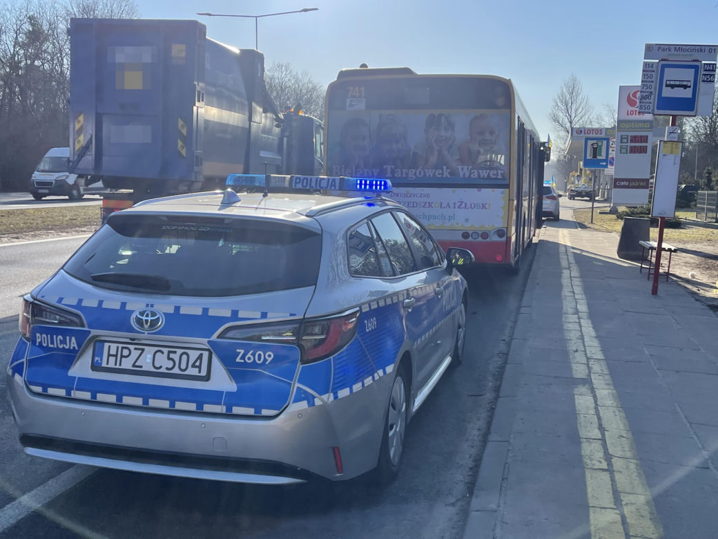 Zadławił się bananem i wjechał w autobus miejski. Kierowca walczy o życie