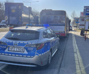 Zadławił się bananem i wjechał w autobus miejski. Kierowca walczy o życie