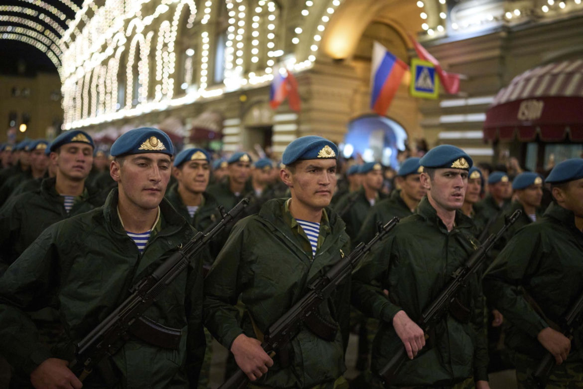 Putin gromadzi sprzęt 50 km od granicy z NATO! Wszystko widać na zdjęciach!