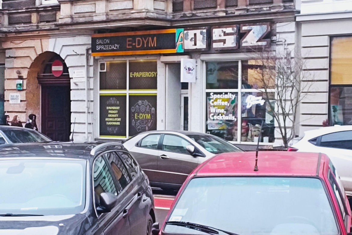 Odkryty fragment szyldu z czasów PRL