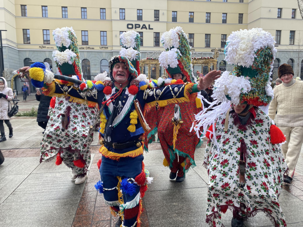 Żywieckie dziady przeszły ulicami Katowic. Kolorowy korowód zrobił furorę wśród mieszkańców