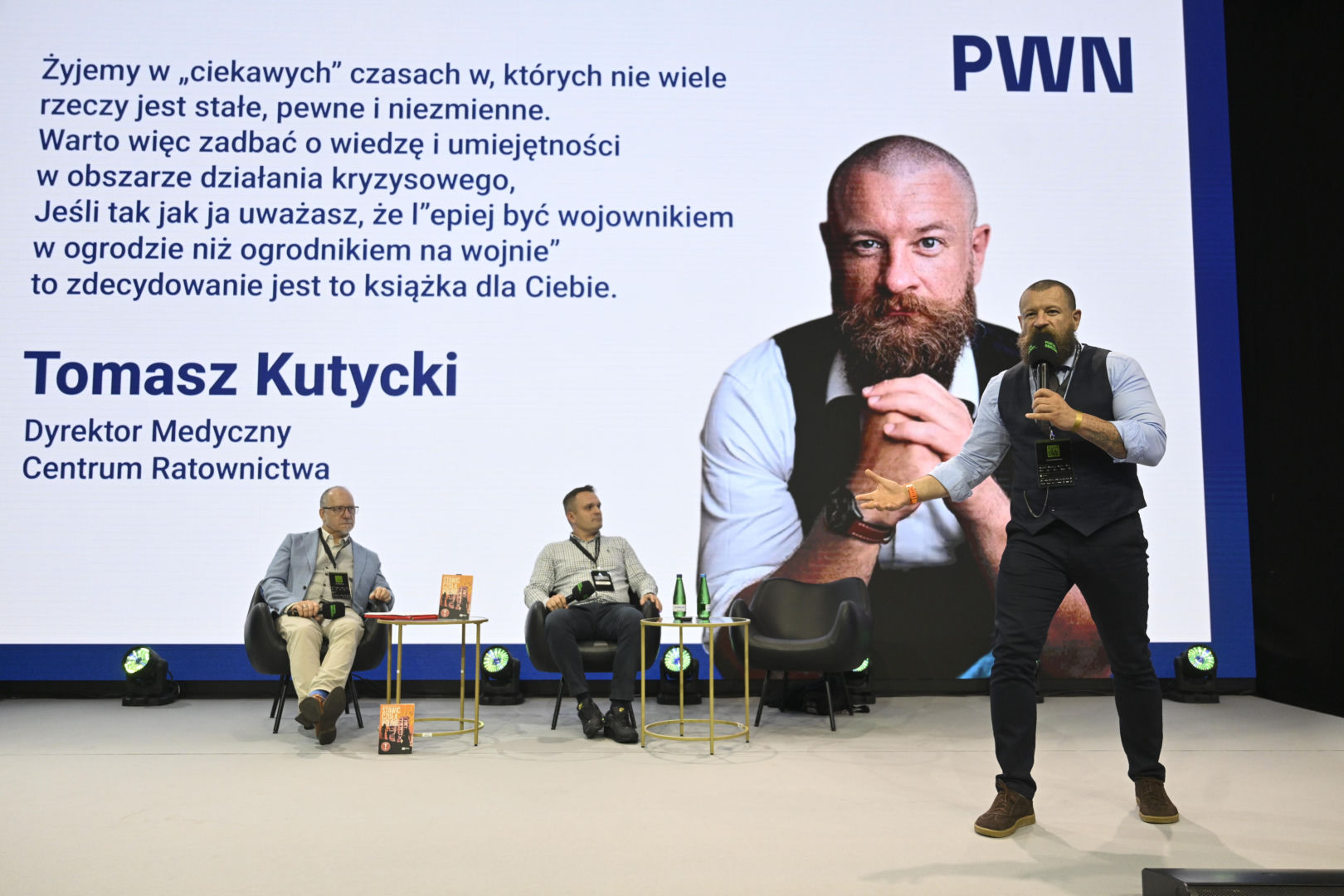 Warszawskie Targi Obronne. Scena Biała. Stawić czoła wojnie. Zostać czy wyjechać – Debata WYDAWNICTWA NAUKOWEGO PWN o bezpieczeństwie obywateli