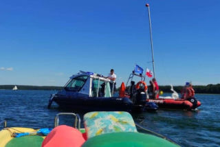 Wypadek na jeziorze Niesłysz. Wywrócił się katamaran, na pomoc ruszyli inni żeglarze