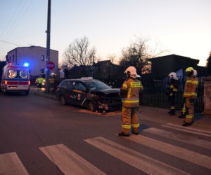 Taksówka roztrzaskała się na płocie
