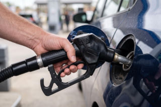 Hurtowe ceny paliw 12.10.2026. Czas na oddech po weekendowych podwyżkach