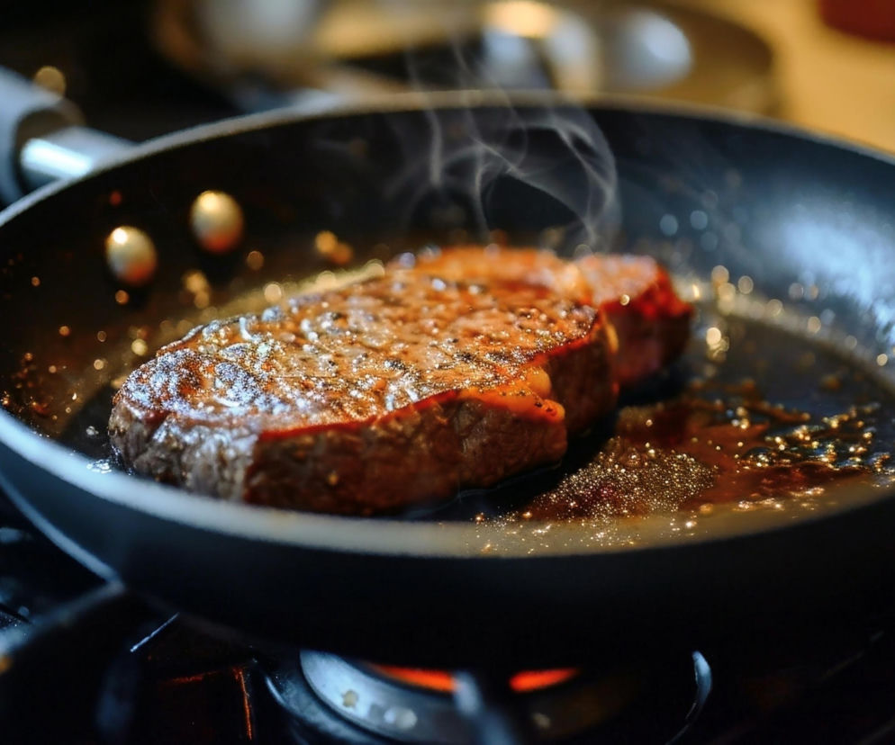 5 najczęstszych błędów podczas smażenia mięsa, które psują smak potraw