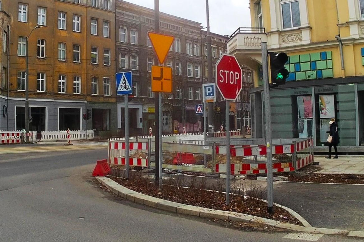 Las słupów na placu Zwycięstwa