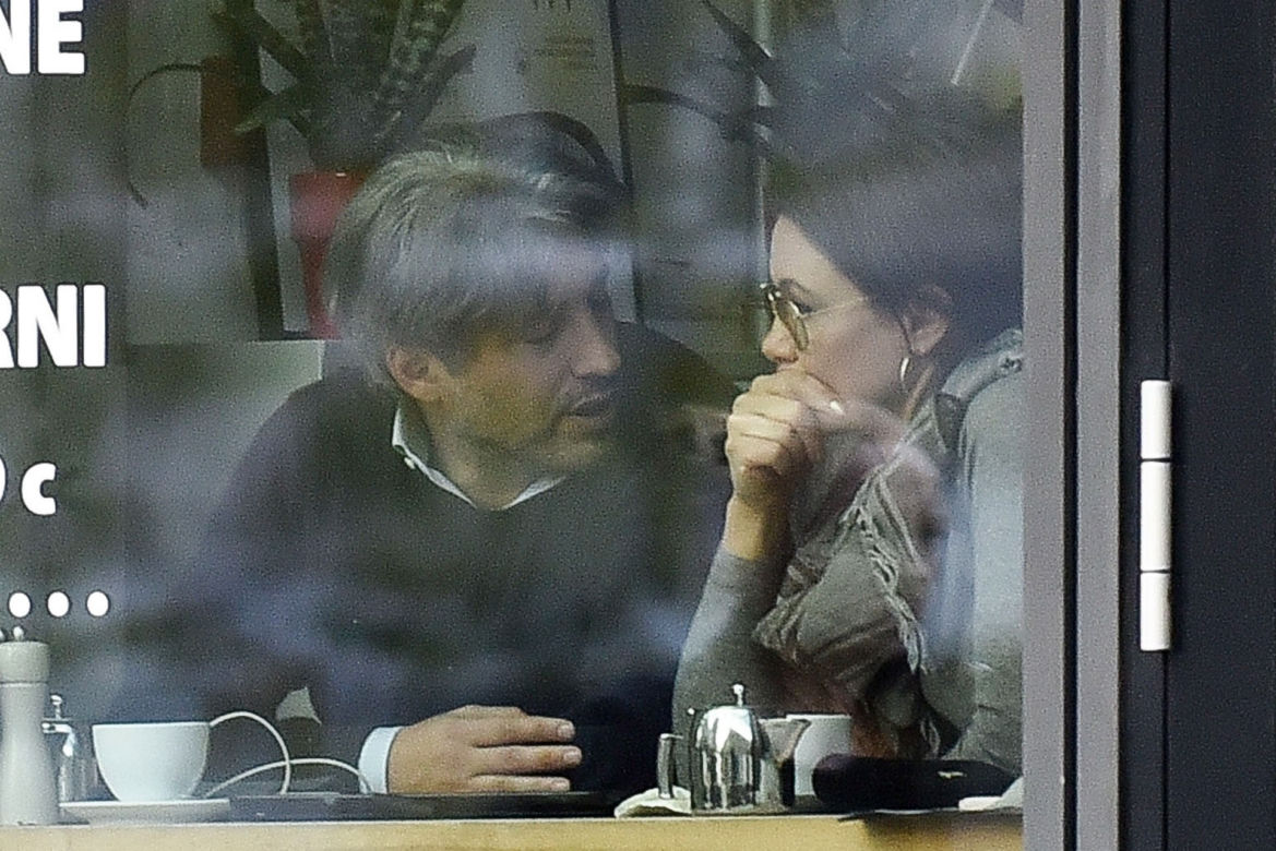 Kinga Rusin i Marek Kujawa całuja się 