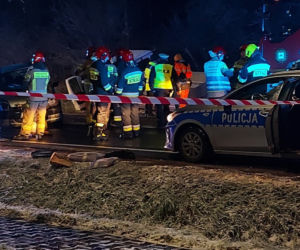 PILNE: Zablokowana droga nr 42. Zderzenie dwóch osobówek i dostawczego busa