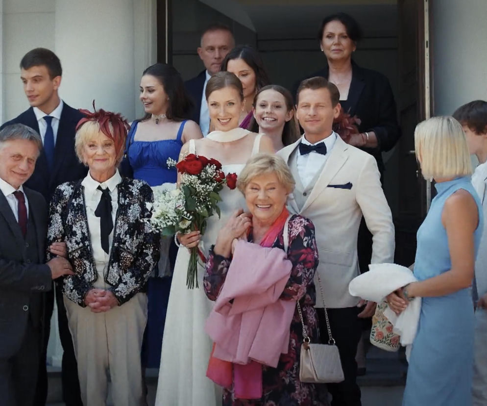 Para młoda w otoczeniu rodziny przed kościołem. O ślubie Natalki i Adama w M jak miłość przeczytasz na SE Superseriale.