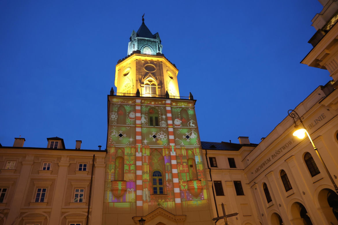 Wieża Trynitarska w Lublinie w świątecznej odsłonie. Na jej elewacji można podziwiać wyjątkową iluminację