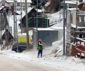 Koszą trawę w śniegu. Takie sceny tylko w Zieleńcu