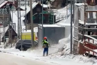 Koszą trawę w śniegu. Takie sceny tylko w Zieleńcu
