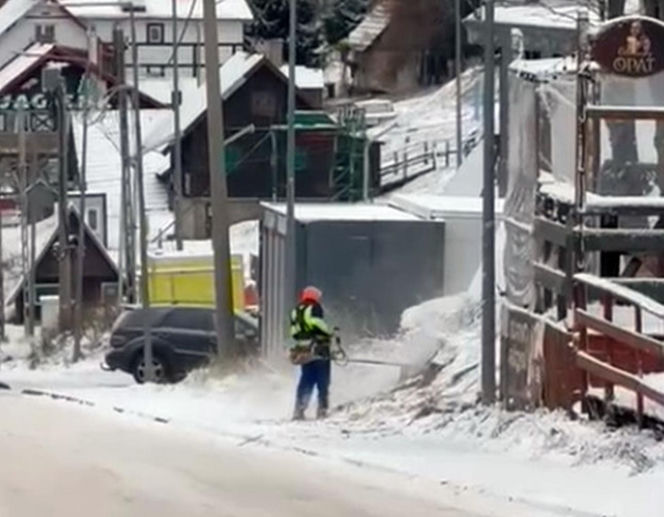 Koszą trawę w śniegu. Takie sceny tylko w Zieleńcu