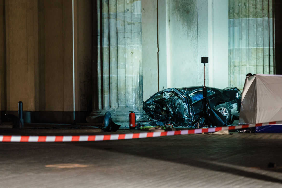 Mercedes z polskimi rejestracjami wjechał w Bramę Brandenburską! Nie żyje mężczyzna 