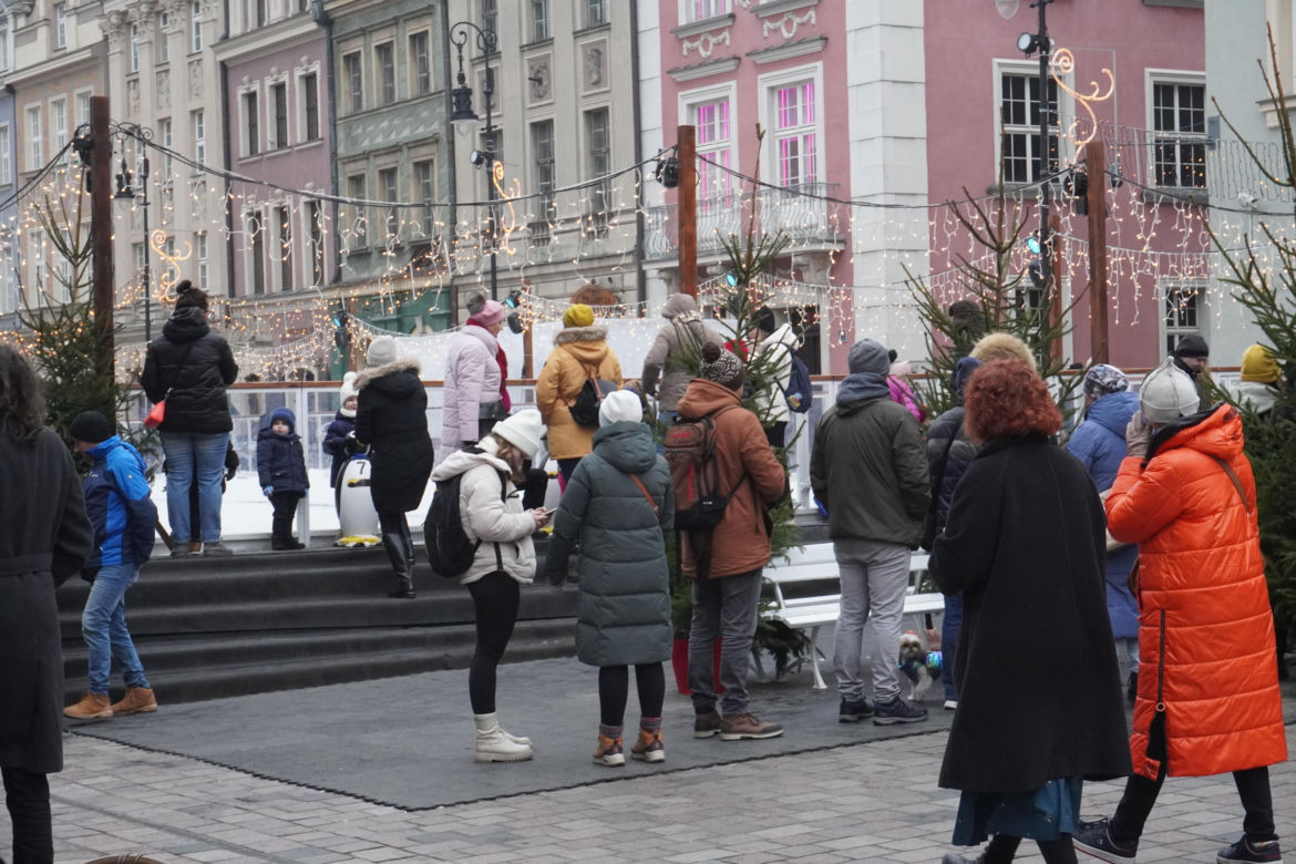 Tłumy ludzi na świątecznym spacerze na Starym Rynku w Poznaniu