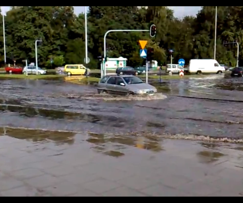 Nawałnica w ŁODZI: 30 zerwanych dachów, podtopione piwnice i garaże – efekty 20 minut burzy WIDEO
