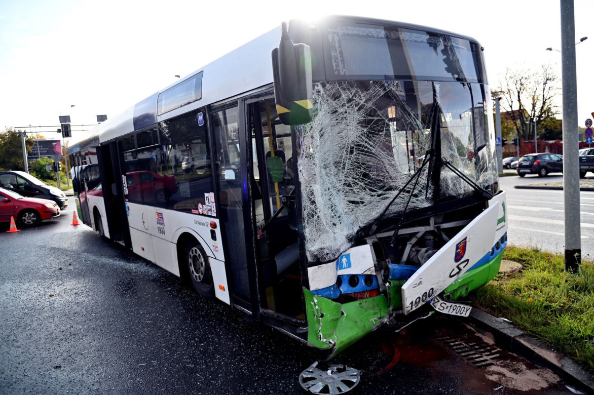 Autobus zderzył się z osobówką